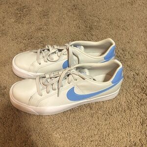 Women Nike Shoes size 9
